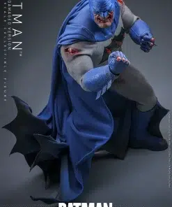 Batman: The Dark Knight Returns Batman (Battle Damaged Version) 1/6th Scale Collectible Figure - Image 6