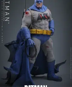 Batman: The Dark Knight Returns Batman (Battle Damaged Version) 1/6th Scale Collectible Figure - Image 8