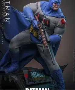 Batman: The Dark Knight Returns Batman (Battle Damaged Version) 1/6th Scale Collectible Figure - Image 9